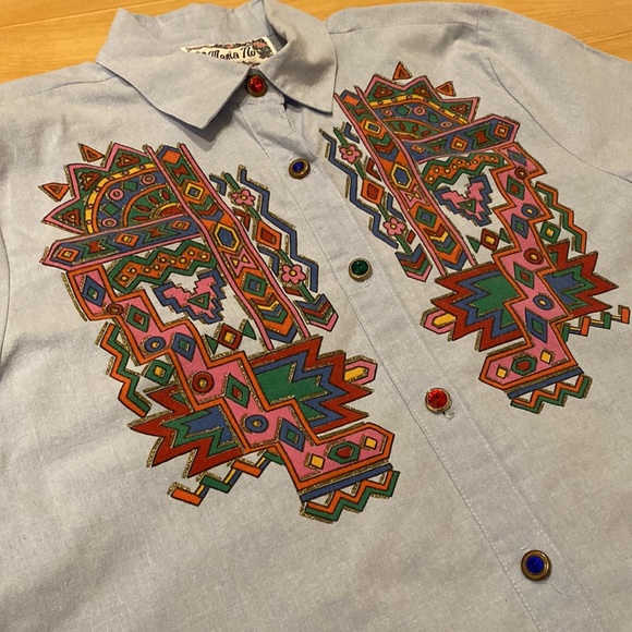 Short sleeve button down with jewel buttons and native/western design - Picture 3 of 6